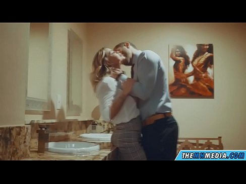 ❤️ Apabila awek berambut perang menggoda anda di tandas awam Video lucah pada kami ❤